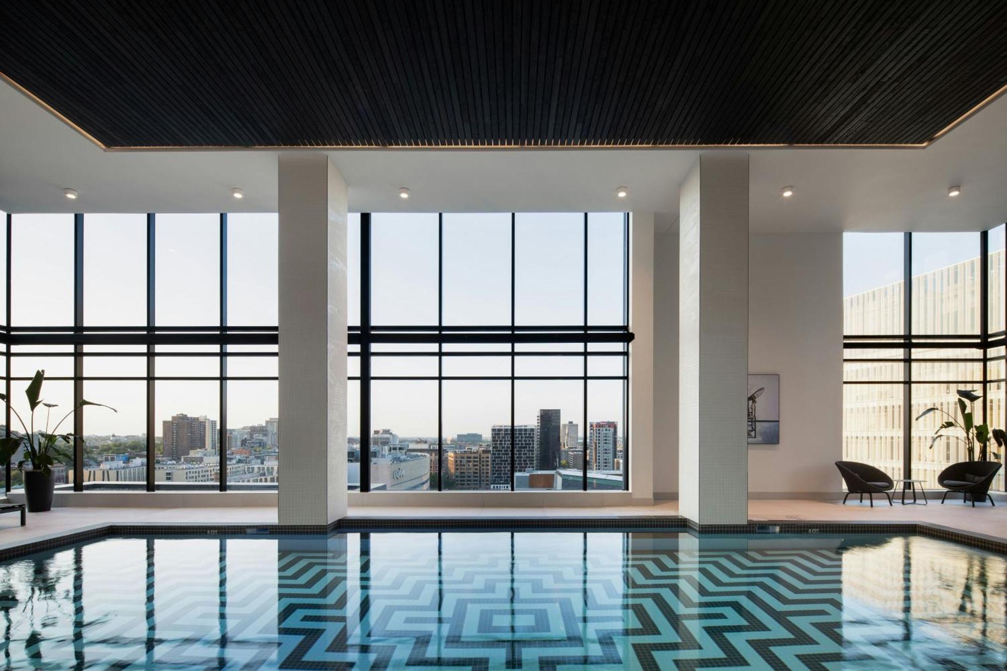 Honeyrose Hotel, Montreal, A Tribute Portfolio Hotel Екстериор снимка The pool at the 25th floor