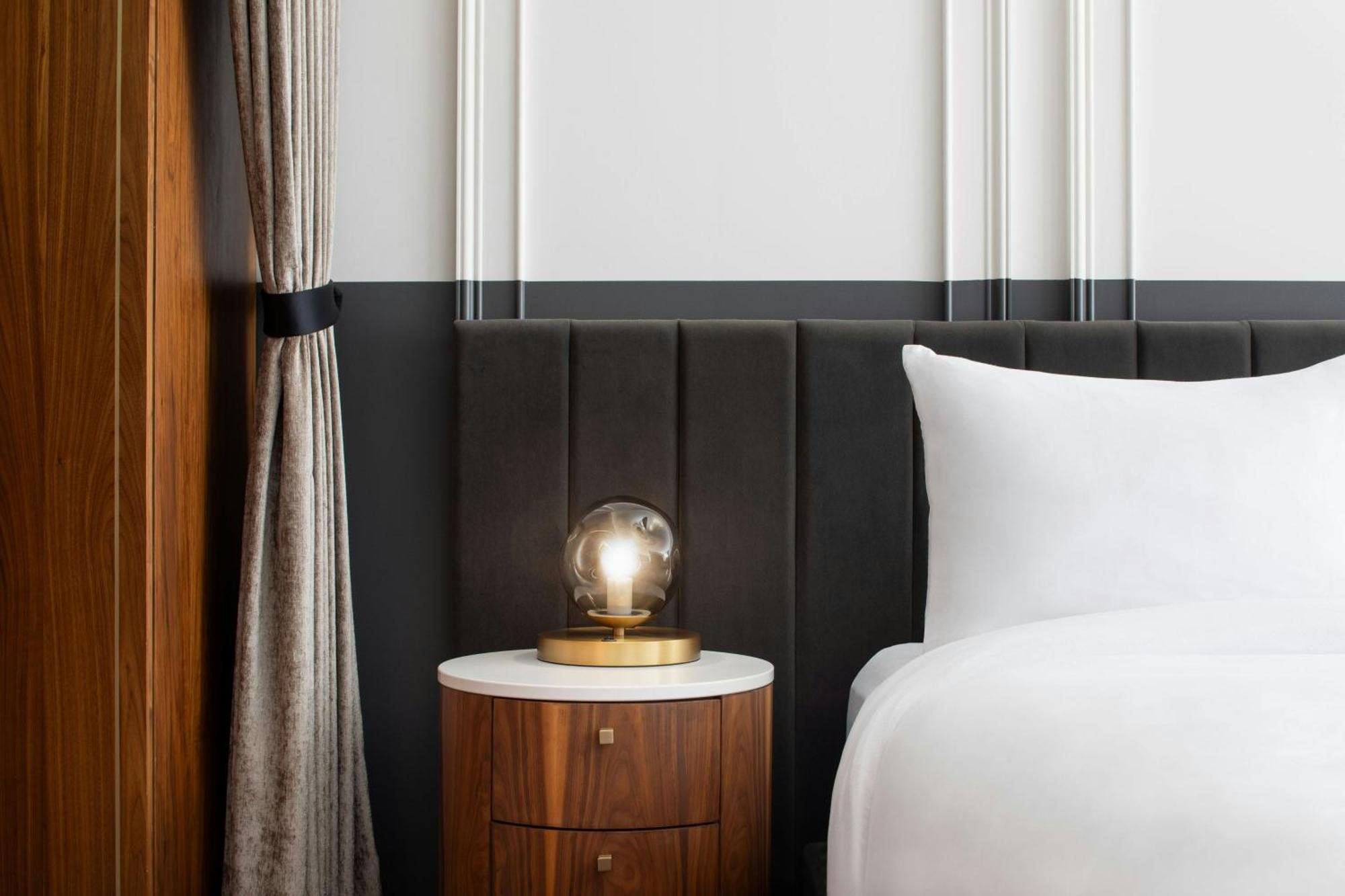 Honeyrose Hotel, Montreal, A Tribute Portfolio Hotel Екстериор снимка A bedside table
