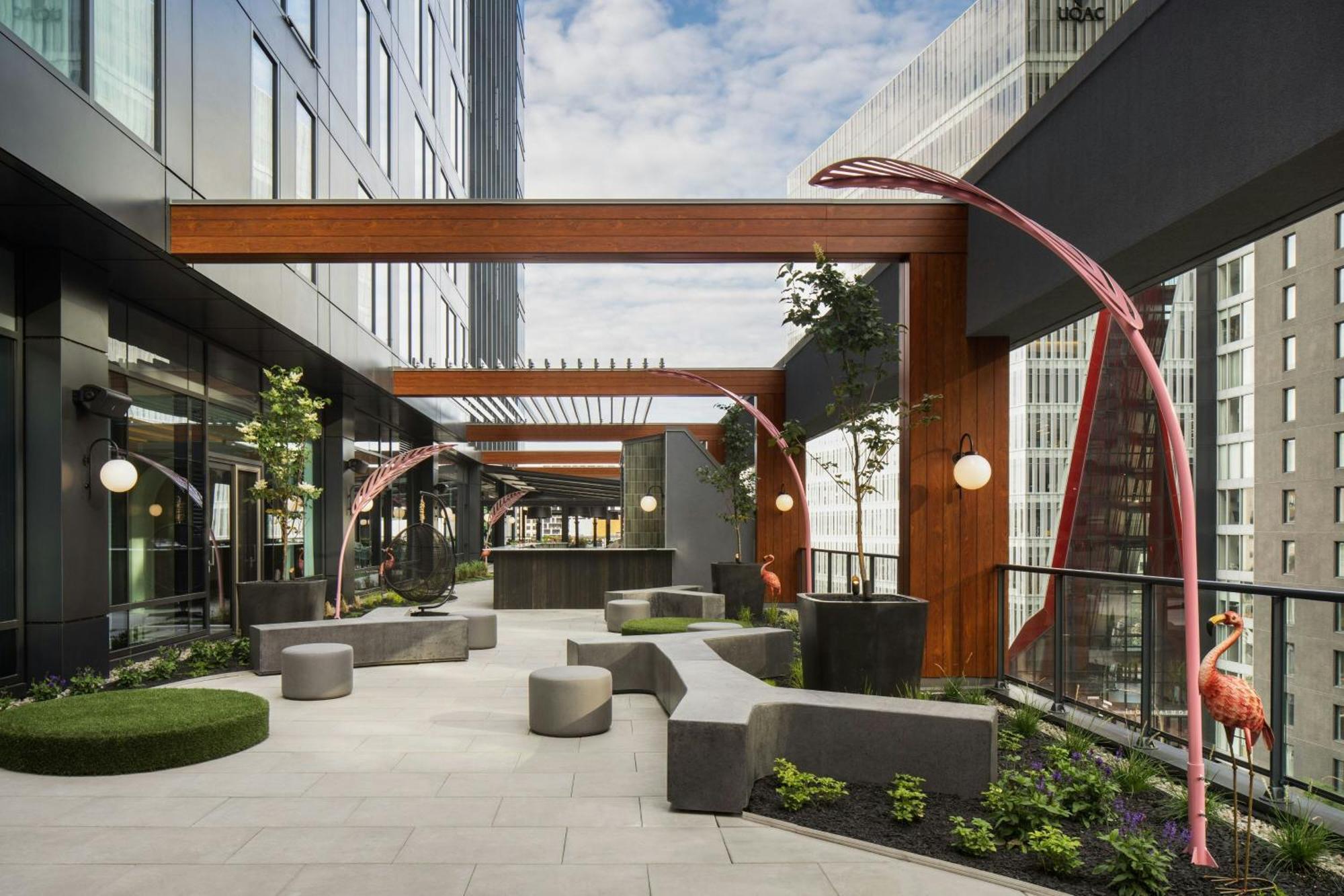 Honeyrose Hotel, Montreal, A Tribute Portfolio Hotel Екстериор снимка The outdoor patio at the 10th floor of the building