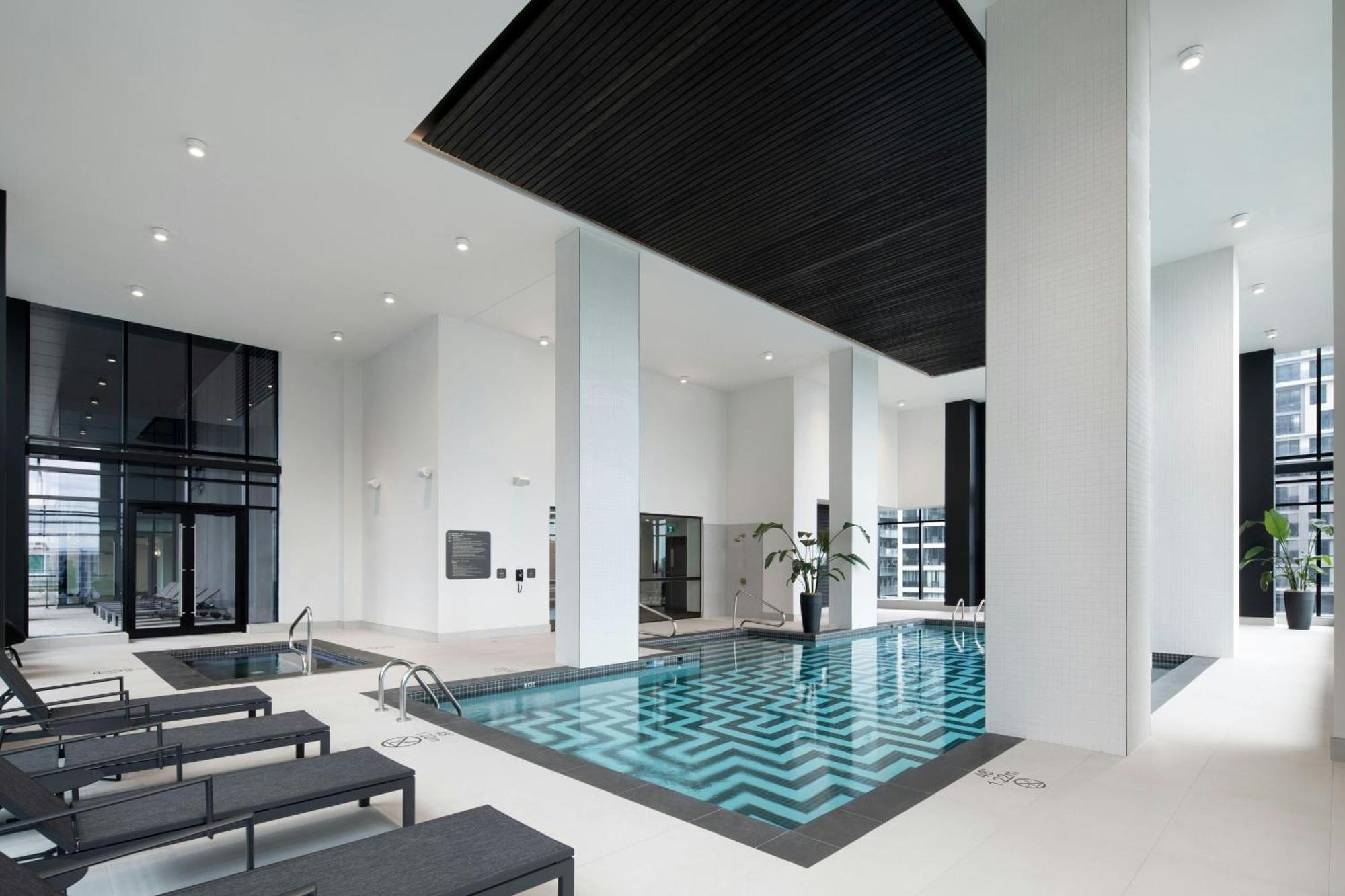 Honeyrose Hotel, Montreal, A Tribute Portfolio Hotel Екстериор снимка The swimming pool at the hotel