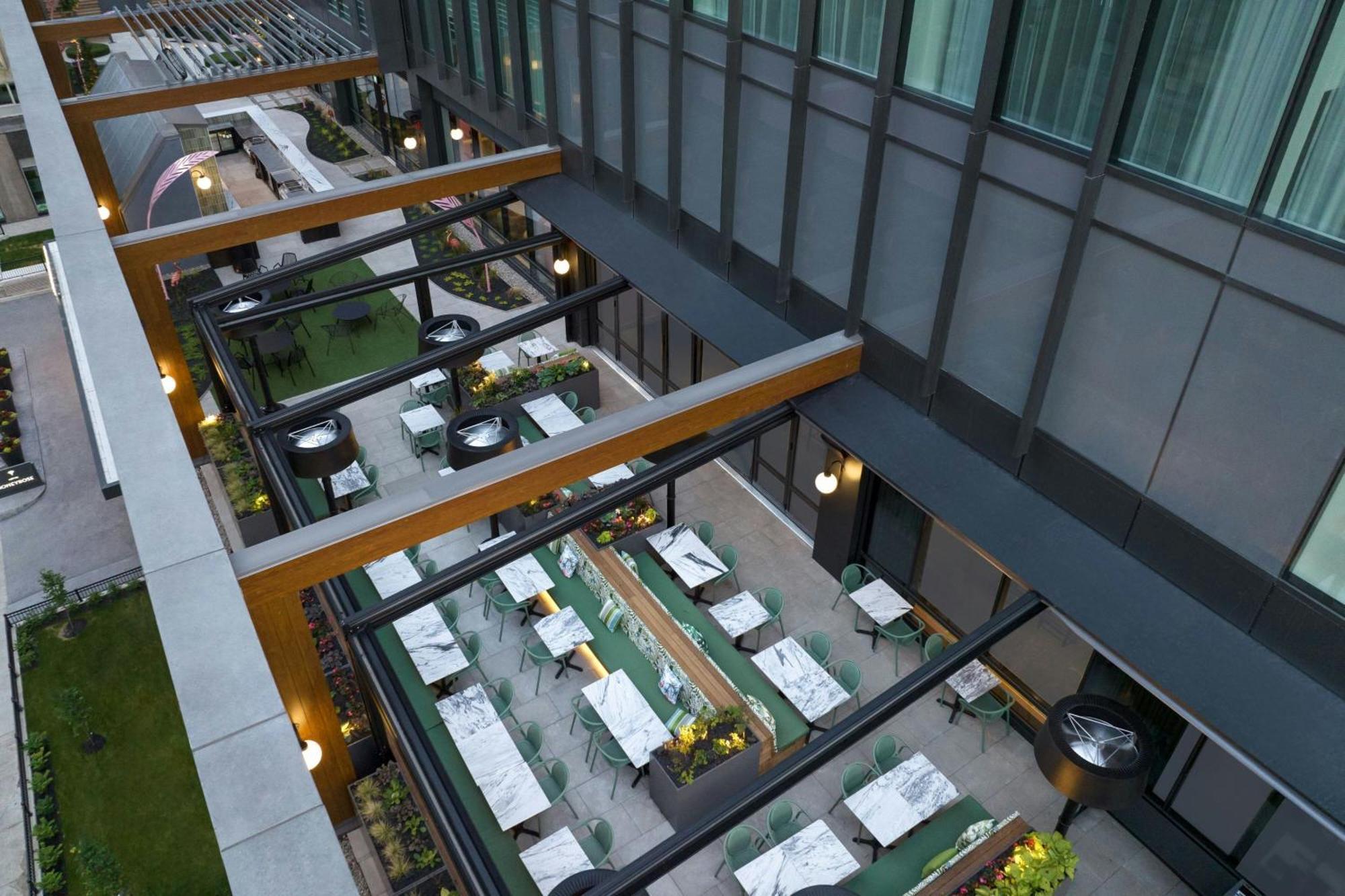 Honeyrose Hotel, Montreal, A Tribute Portfolio Hotel Екстериор снимка The outdoor dining area at the hotel